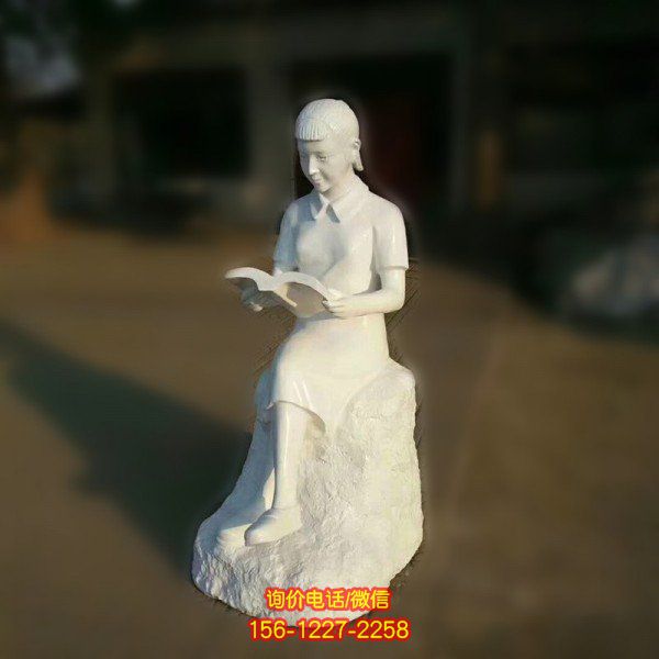 看書人物石雕，裝點公園校園