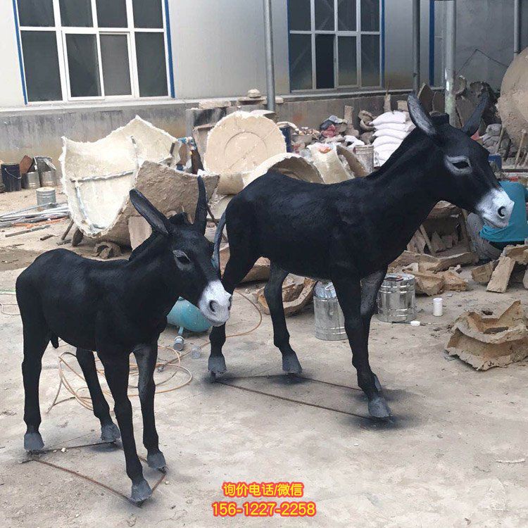 農家園景區戶外擺放玻璃鋼仿真毛驢小品雕塑
