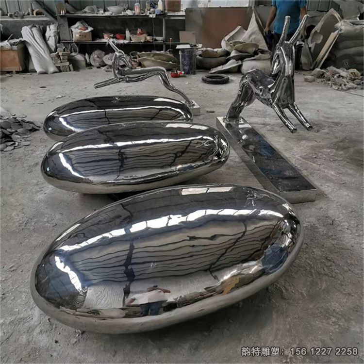 鏡面不銹鋼鵝卵石雕塑 是一種對自然與現代的共鳴