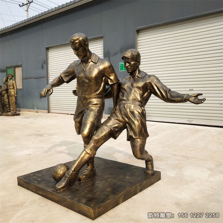 玻璃鋼踢足球雕塑，校園運(yùn)動人物雕塑廠家
