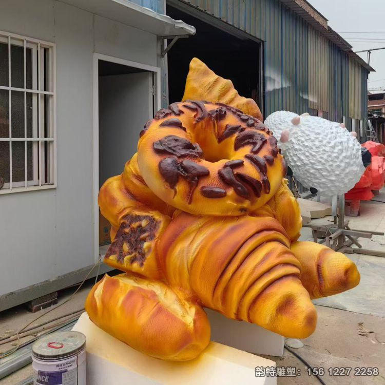 仿真牛角面包雕塑實拍圖 玻璃鋼雕塑制作廠家